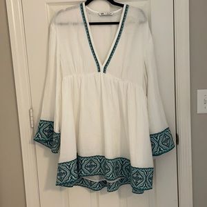 ZARA low cut white dress with thick Aztec accent